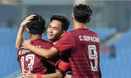 Anh em Supachok Sarachat và Suphanat Mueanta trong màu áo U23 Thái Lan.