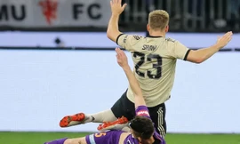 Luke Shaw dính chấn thương trong chiến thắng trước Perth Glory.