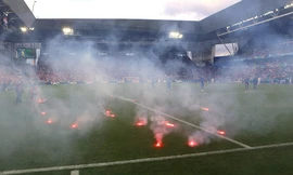 CĐV Croatia ném pháo sáng xuống sân trong trận gặp CH. Czech