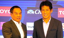 Chủ tịch Somyot và ông Nishino trong lễ ký hợp đồng đầu tiên hồi giữa tháng 7.