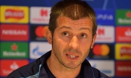 HLV Albert Celades phải tham dự họp báo một mình.