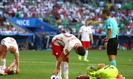 Szczesny dính chấn thương trong trận đấu với Bắc Ireland.