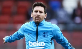 Lionel Messi "cân" cả hàng công Barcelona.