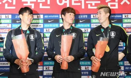 Các thành viên ĐT Olympic Hàn Quốc được chào đón tại quê nhà.