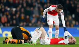 Per Mertesacker dính chấn thương khá nặng.