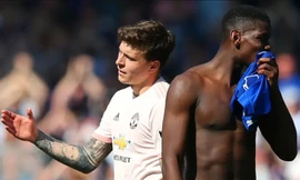 Phòng thay đồ M.U lúc này "loạn" chẳng kém thời Mourinho.