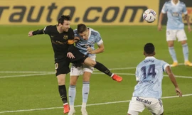 Celta Vigo bất lực trong việc kèm cặp Lionel Messi.