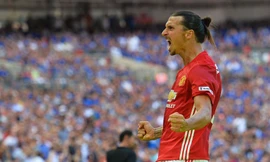 Zlatan Ibrahimovic nổ tưng bừng sau khi giúp M.U vô địch Siêu cúp Anh.