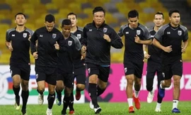 HLV Sirisak Yodyardthai chỉ đạo các tuyển thủ Thái Lan tập luyện.