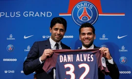 Alves bất ngờ gia nhập PSG thay vì Man City.