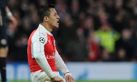 Alexis Sanchez bị đau ở bắp đùi.