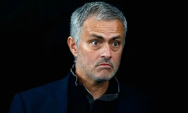 Mourinho bức xúc vì trọng tài không cho Chelsea hưởng phạt đền. 