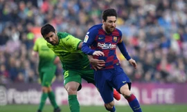 Jose Angel bất lực trong việc ngăn cản Messi ghi bàn.