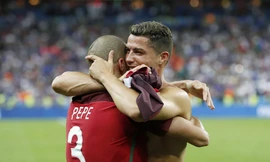 Pepe chia vui cùng Ronaldo.