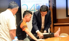 Bác sĩ Tan Jee Lim nói về quá trình phẫu thuật cho Anh Khoa.