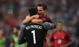 Thủ thành Rui Patricio và đồng đội ăn mừng chiến thắng.