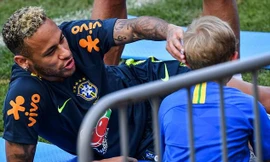 Neymar đưa con trai tới sân tập của ĐT Brazil.