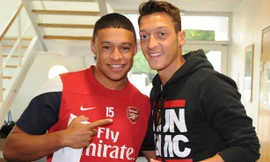 M.U muốn có cả Alex Oxlade-Chamberlain và Mesut Ozil.
