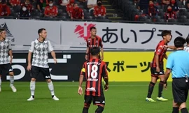 Chanathip Songkrasin lần đầu tiên đeo băng thủ quân tại Consadole Sapporo.