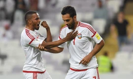 Ali Ahmed Mabkhout (phải) tỏa sáng giúp UAE ngược dòng trước Malaysia