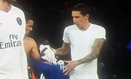 Eden Hazard thản nhiên đổi áo với Di Maria.