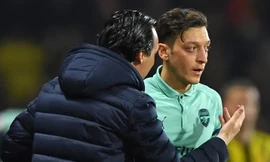 Ozil khẳng định mình "không có vấn đề gì" với HLV Emery.