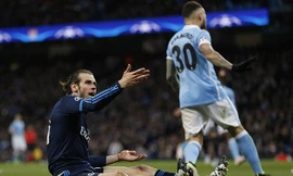 Bale cho rằng mình đã bị Otamendi phạm lỗi trong vòng cấm.