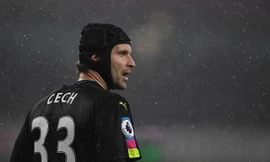 Petr Cech mắc sai lầm nghiêm trọng trong trận đấu với Chelsea.