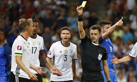 Schweinsteiger thất vọng vì bị thổi penalty trận gặp Pháp.