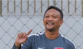 HLV Fandi Ahmad của ĐT Singapore.