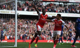 Welbeck ăn mừng bàn thắng nâng tỷ số lên 2-0 cho Arsenal.