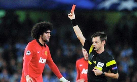 Trọng tài Rizzoli truất quyền thi đấu của Fellaini.