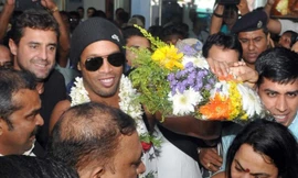 Ronaldinho tới Ấn Độ tham dự lễ khai mạc giải bóng đá Sait Nagjee.