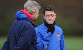 Cầu thủ Arsenal bất mãn vì HLV Wenger quá ưu ái Ozil.