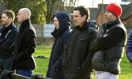 Gary Neville, Paul Scholes, Nicky Butt và Ryan Giggs xem đội bóng của mình thi đấu.