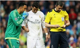 Navas rỉ tai Ronaldo cách đá phạt trước Wolfsburg.