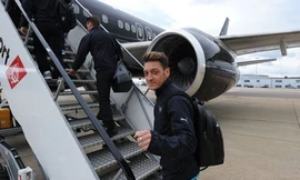Ozil hý hửng vì được đi máy bay tới Norwich.