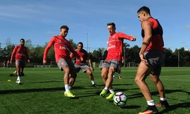 Alexis Sanchez, Alex Oxlade-Chamberlain và Mesut Ozil sẵn sàng rời Arsenal.