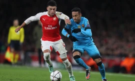 Oxlade-Chamberlain dính chấn thương nặng trong trận đấu với Barcelona.