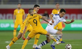 Australia (áo vàng) nhọc nhằn vượt qua Uzbekistan.