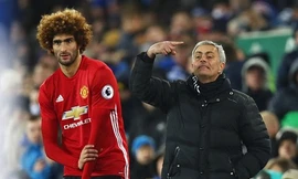 HLV Mourinho bảo vệ Marouane Fellaini.