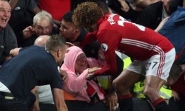 Fellaini giải cứu CĐV nữ M.U bị mắc kẹt.