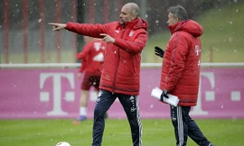 Pep Guardiola và trợ lý Domenec Torrent.