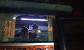 FIFA phạt VFF 38.000 USD vì vụ CĐV Việt Nam ném đá vào xe bus chở ĐT Indonesia.