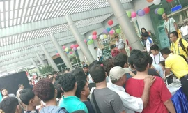 NHM Myanmar xếp hàng mua vé xem trận Myanmar vs Việt Nam.