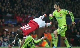 Pha ăn vạ lộ liễu của Ashley Young.