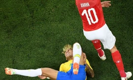 Neymar liên tục bị các cầu thủ Thụy Sĩ phạm lỗi.