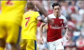Mesut Ozil vắng mặt ở trận thua trước Leicester City vì chưa bình phục chấn thương.