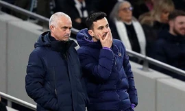 HLV Jose Mourinho thất vọng khi Tottenham thua Leipzig 0-1.