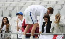 Bắt gặp tuyển thủ Anh hối hả leo rào gặp vợ con 